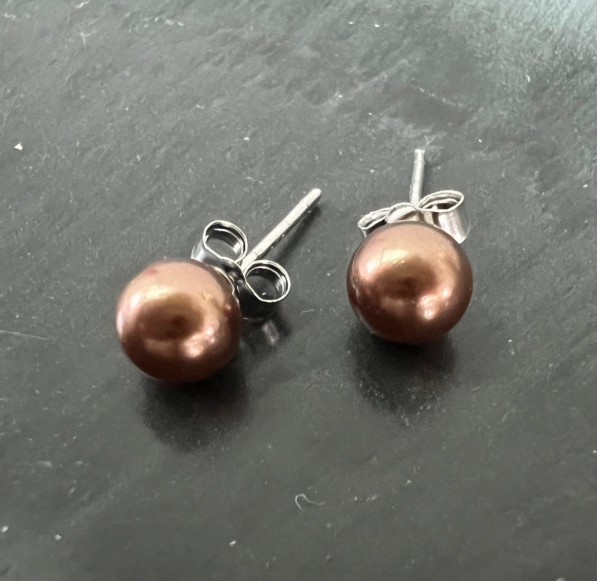 Muschelkern Ohrstecker 925-Silber, schoko-braun, 6 mm | F19