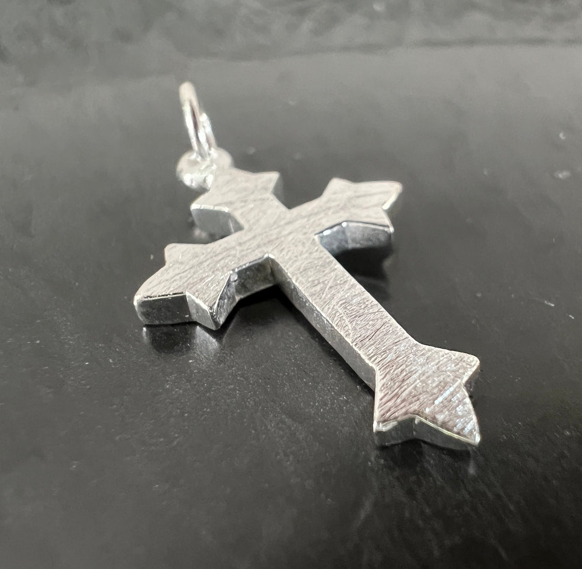 Kreuz Anhänger 925-Silber, gebürstet, 27 × 16 mm | T25