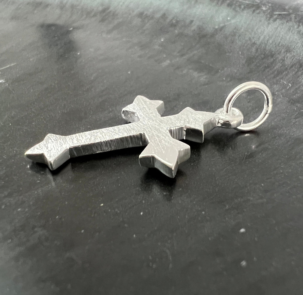Kreuz Anhänger 925-Silber, gebürstet, 27 × 16 mm | T25