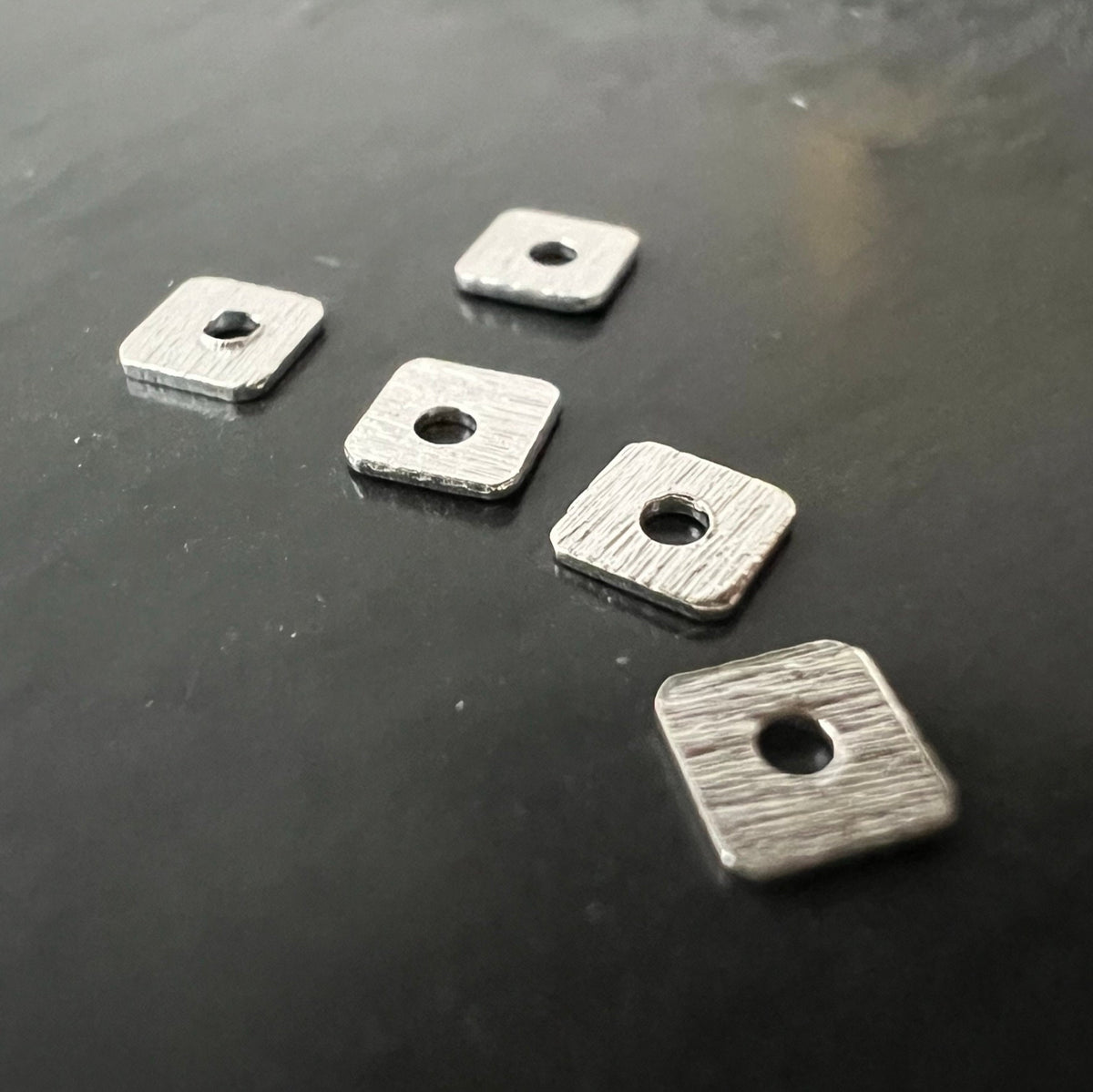 Quadratische Scheiben, 925-Silber, gebürstet, 4 mm | D54
