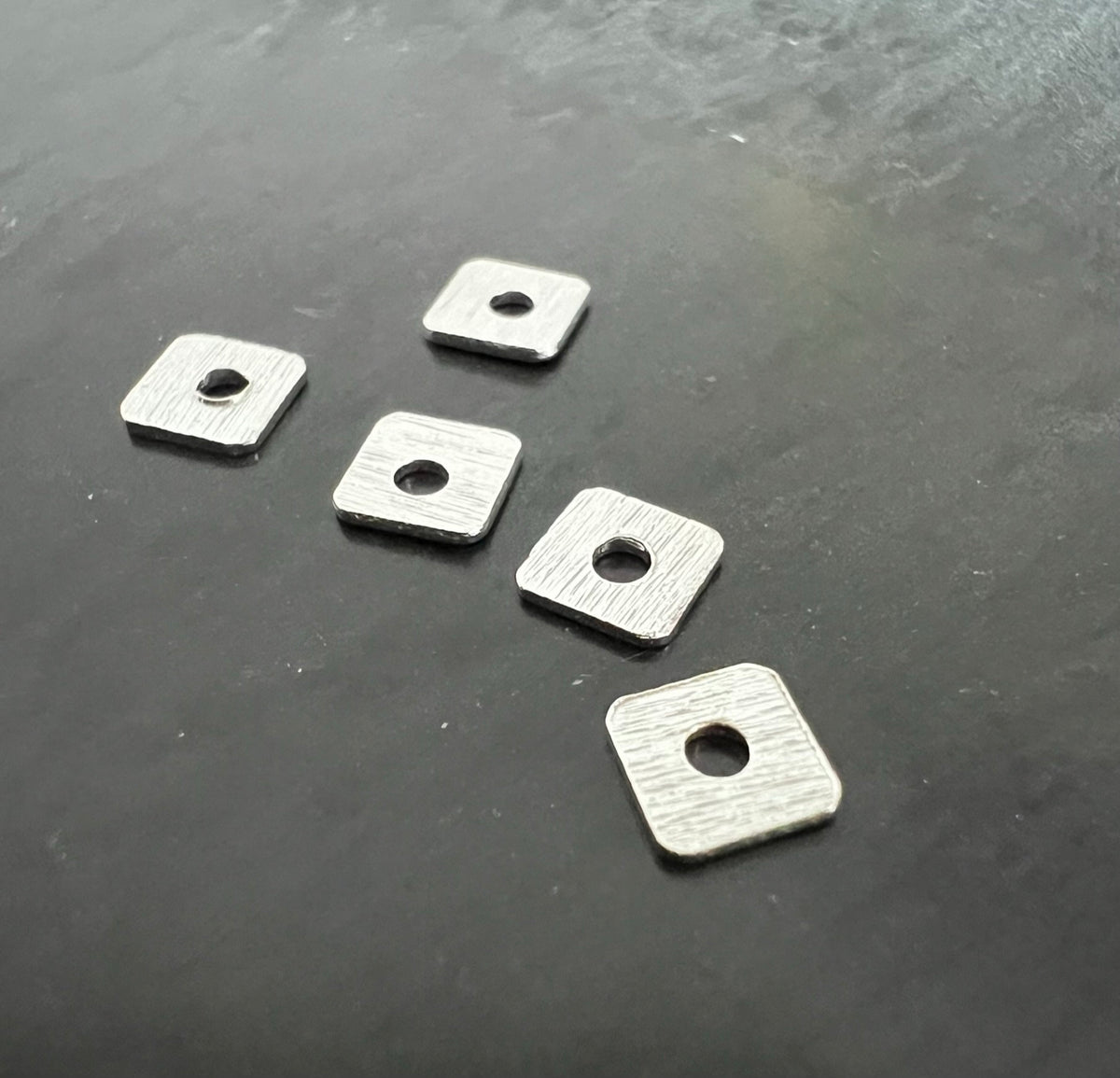 Quadratische Scheiben, 925-Silber, gebürstet, 4 mm | D54