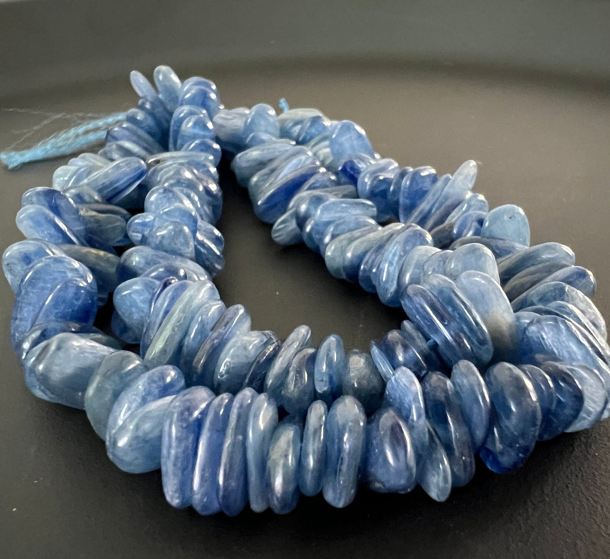 Kyanit / Disthen Scheiben Strang, 8–15 × 2–4 mm | S12