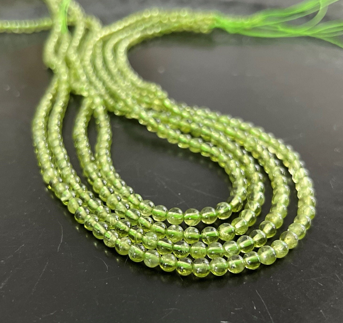 Peridot Kugeln Strang, 4 mm | S20