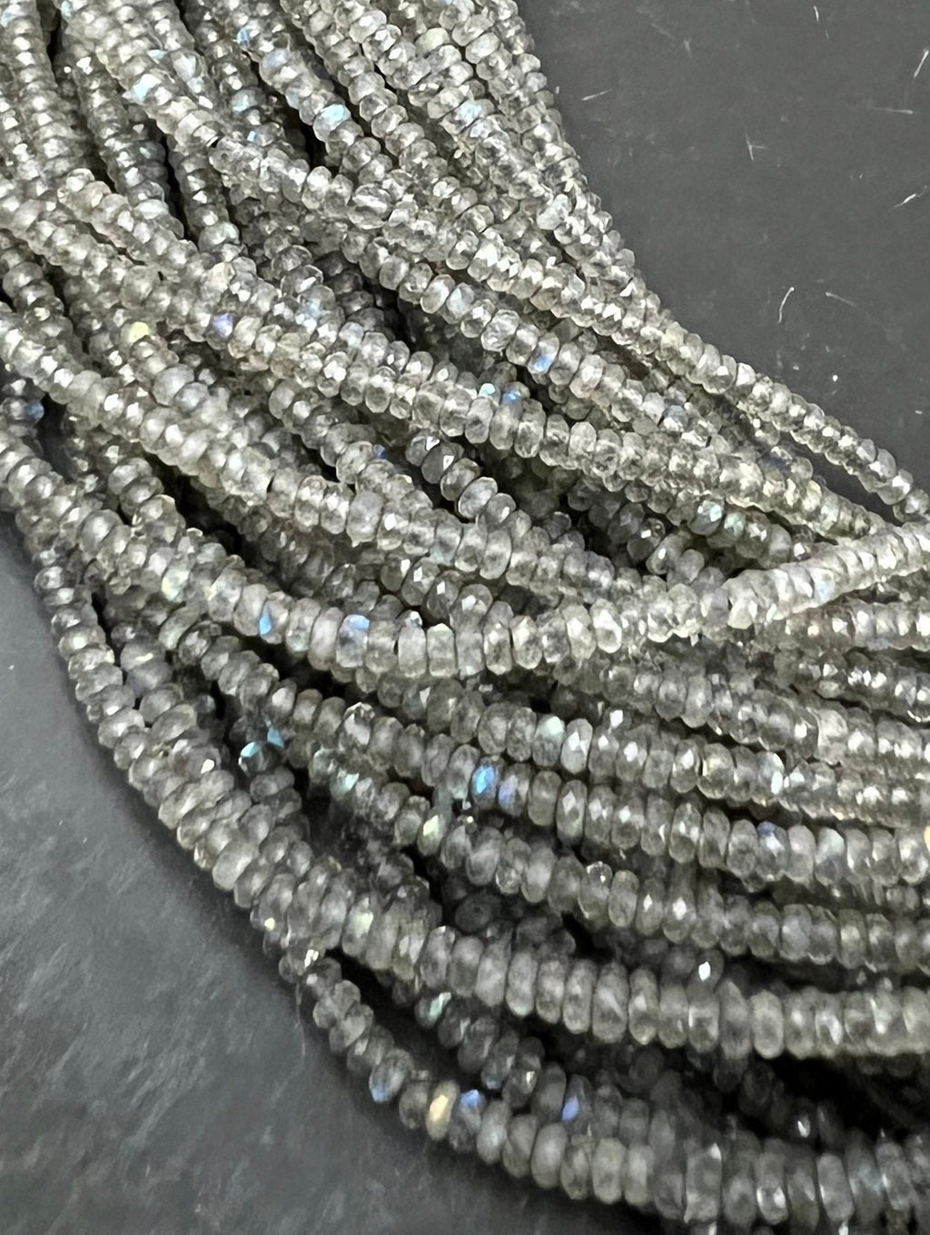 Labradorit Knöpfe Strang, facettiert, 2,5 mm | S3