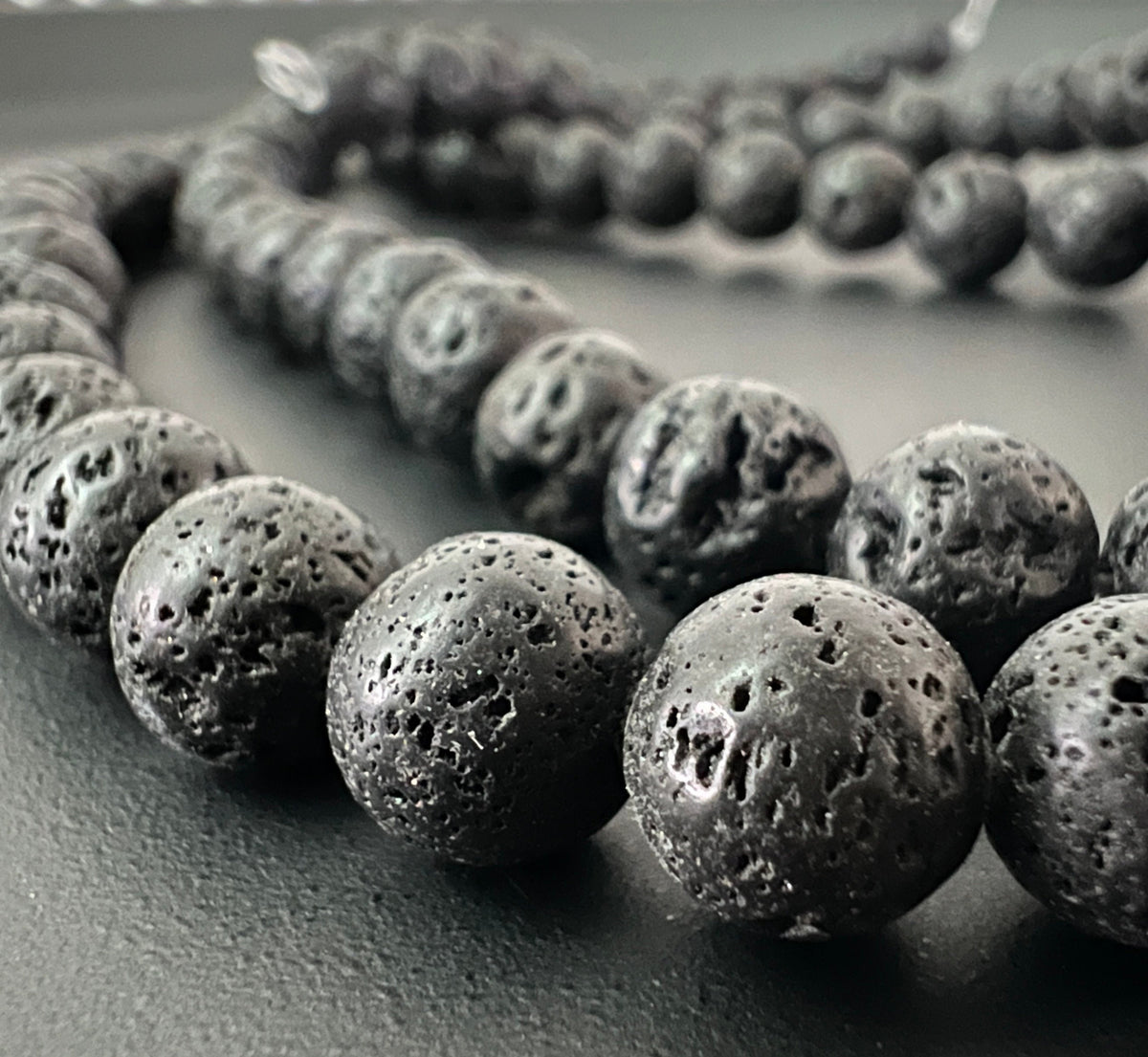 Lava Kugeln Strang, schwarz, poliert, 6 mm & 8 mm