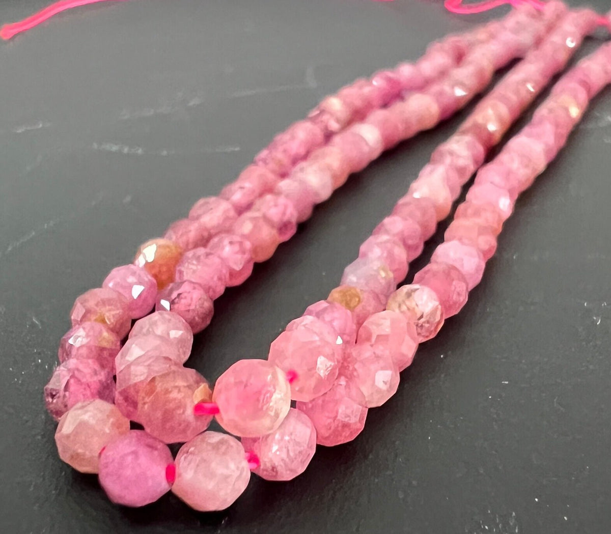 Rosa Turmalin / Rubellit Kugeln Strang, facettiert, 3,5–4 mm | S4