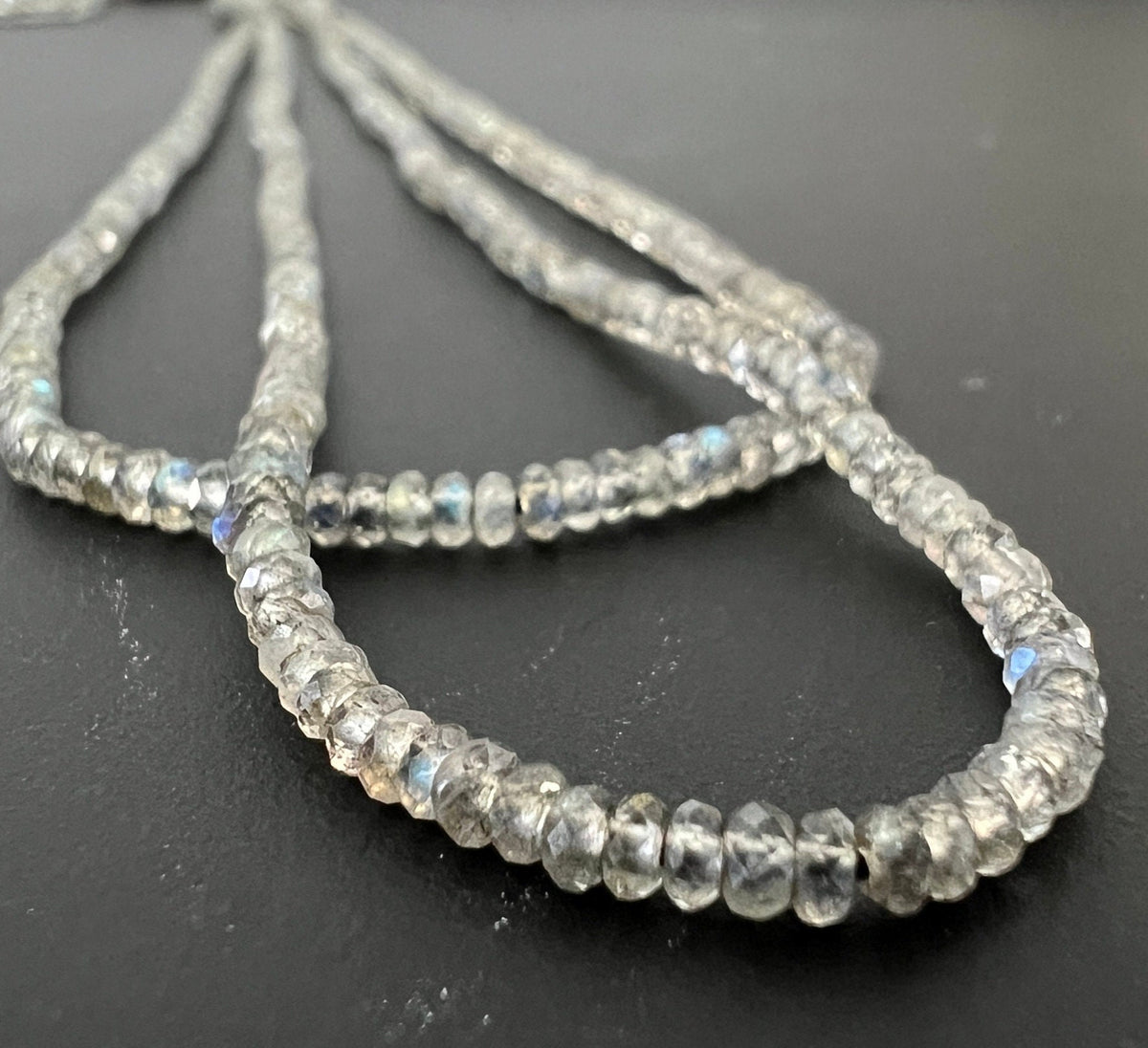 Labradorit Knöpfe Strang, facettiert, 2,5 mm | S3