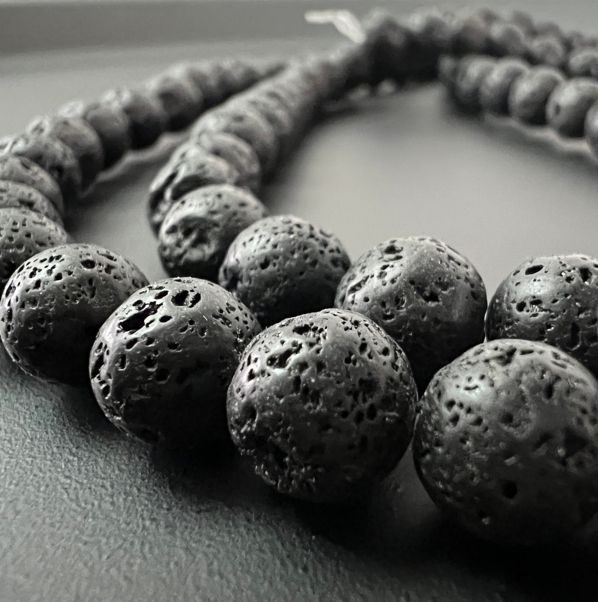 Lava Kugeln Strang, schwarz, poliert, 6 mm & 8 mm