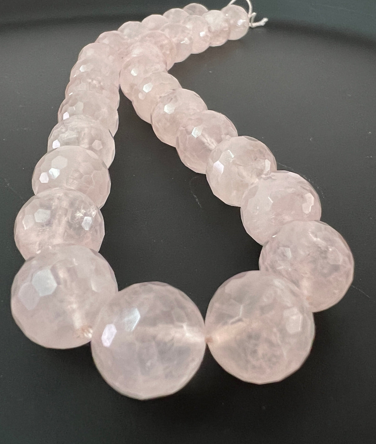 Rosenquarz Strang, Kugeln, facettiert, 14 mm | S35