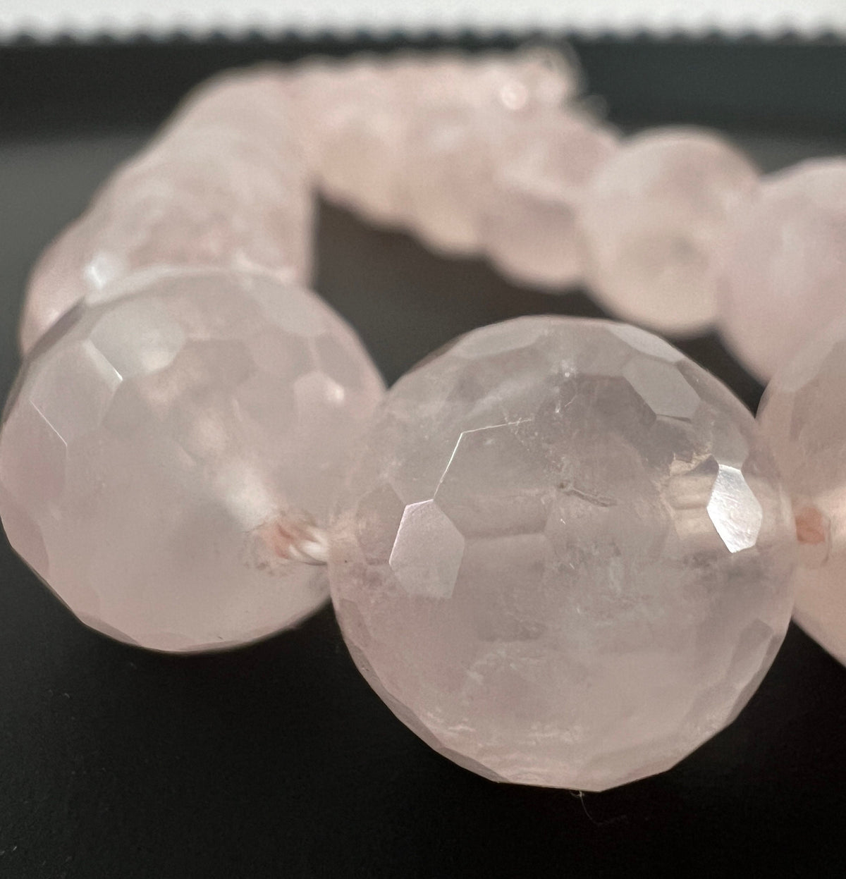 Rosenquarz Strang, Kugeln, facettiert, 14 mm | S35