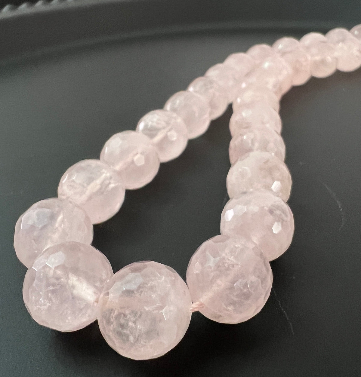 Rosenquarz Strang, Kugeln, facettiert, 14 mm | S35