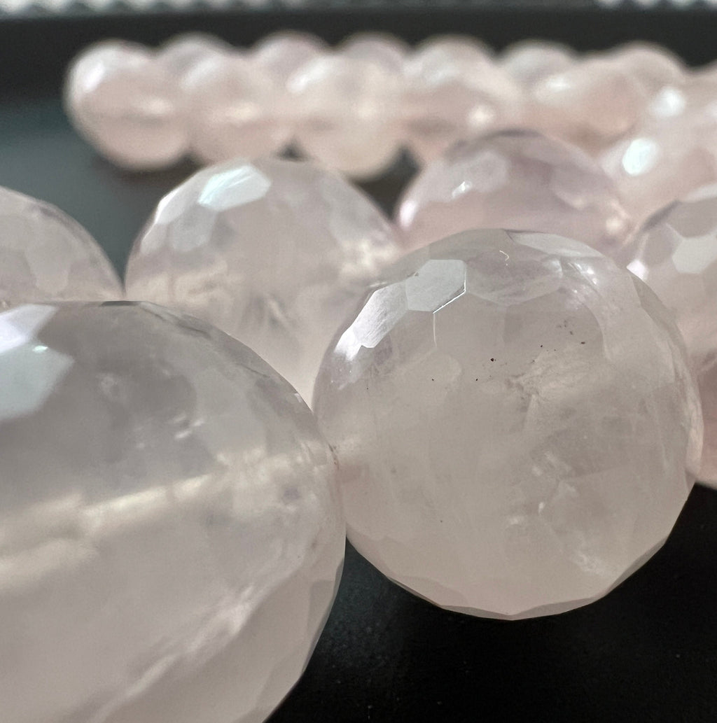 Rosenquarz Strang, Kugeln, facettiert, 14 mm | S35