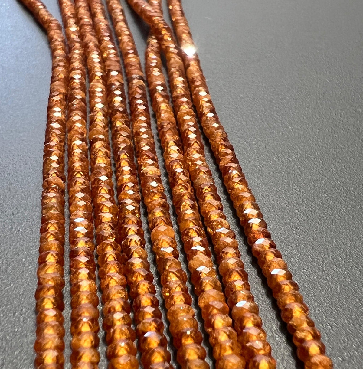 Hessonit / Granat Knöpfe Strang, facettiert, 3 mm | S55