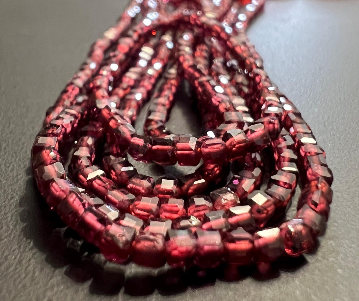 Granat Strang, Würfel, facettiert, 2,5 mm | S53