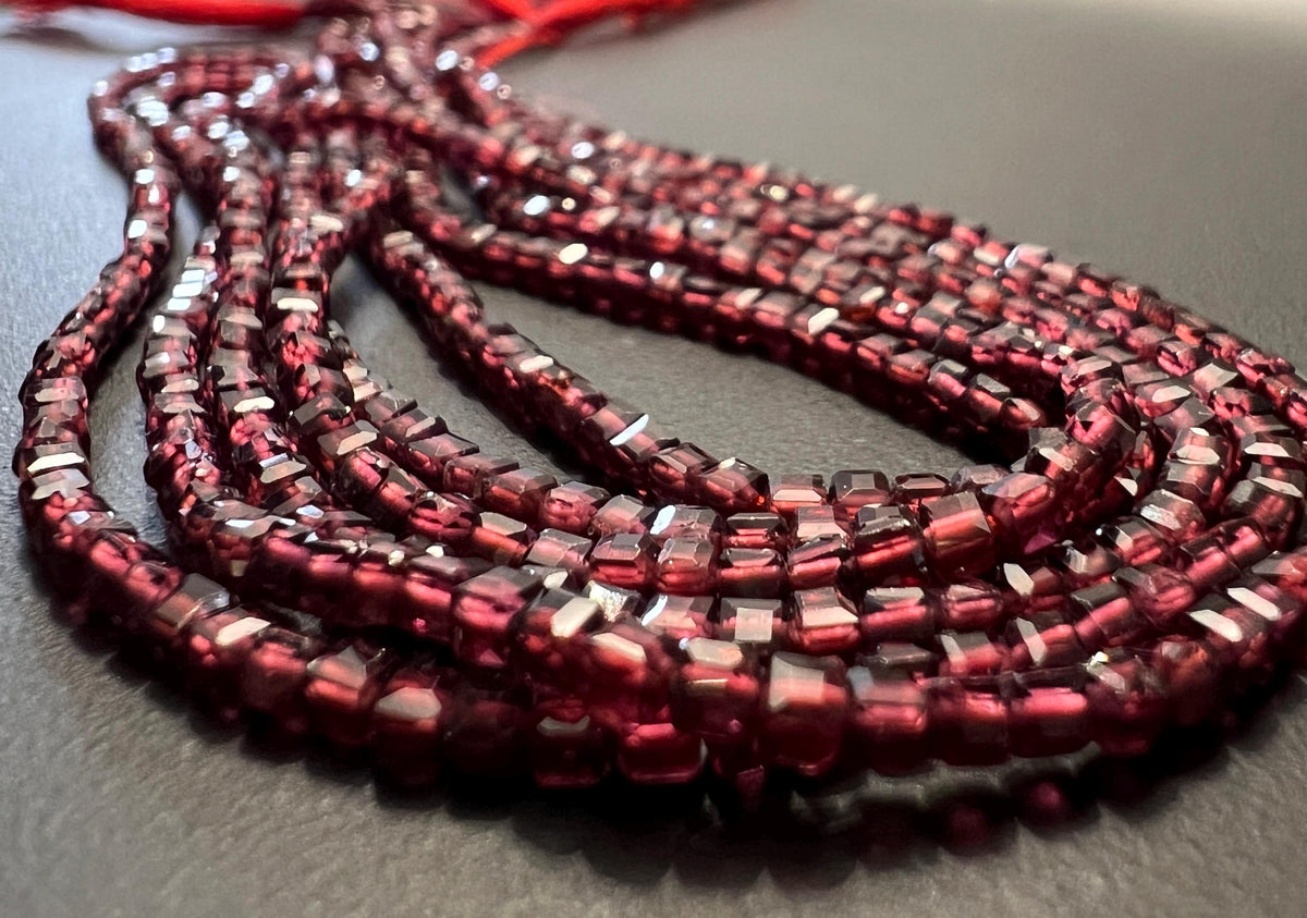 Granat Strang, Würfel, facettiert, 2,5 mm | S53