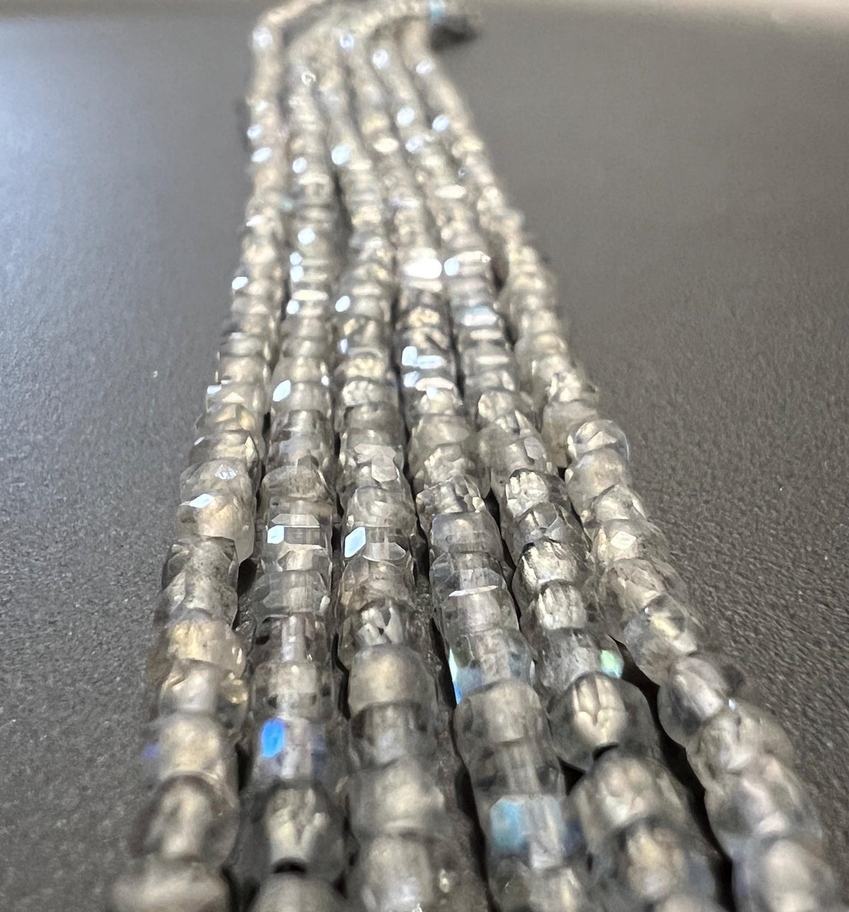 Labradorit Würfel Strang, facettiert, 2,5 mm | S52