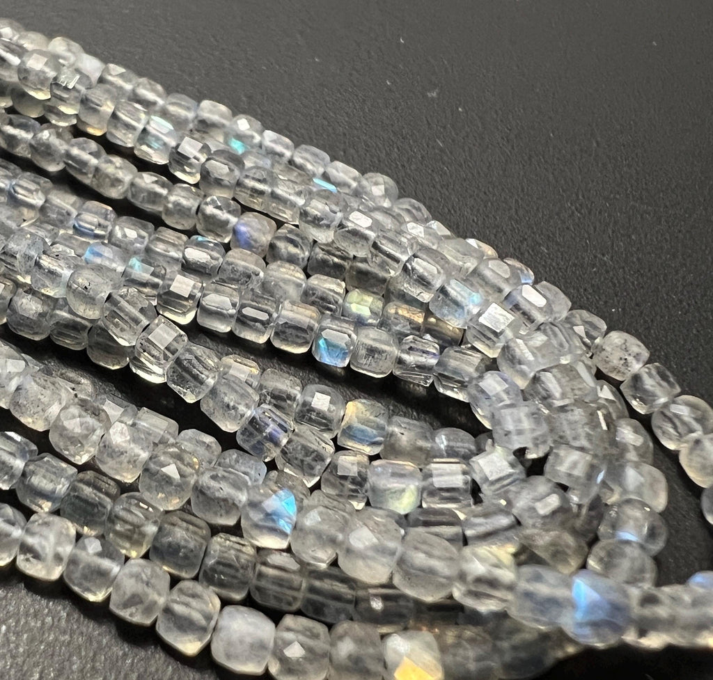 Labradorit Würfel Strang, facettiert, 2,5 mm | S52