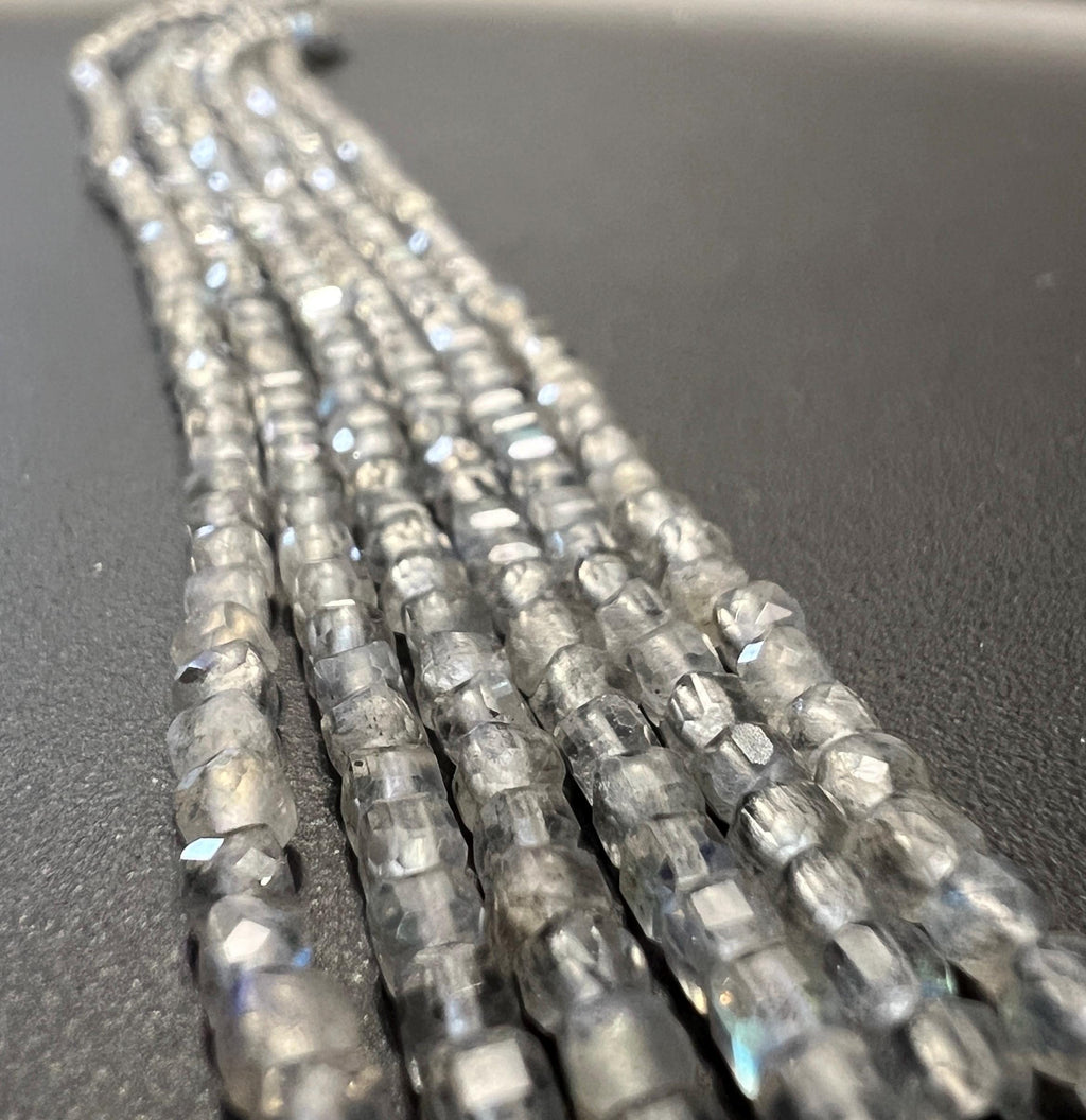 Labradorit Würfel Strang, facettiert, 2,5 mm | S52