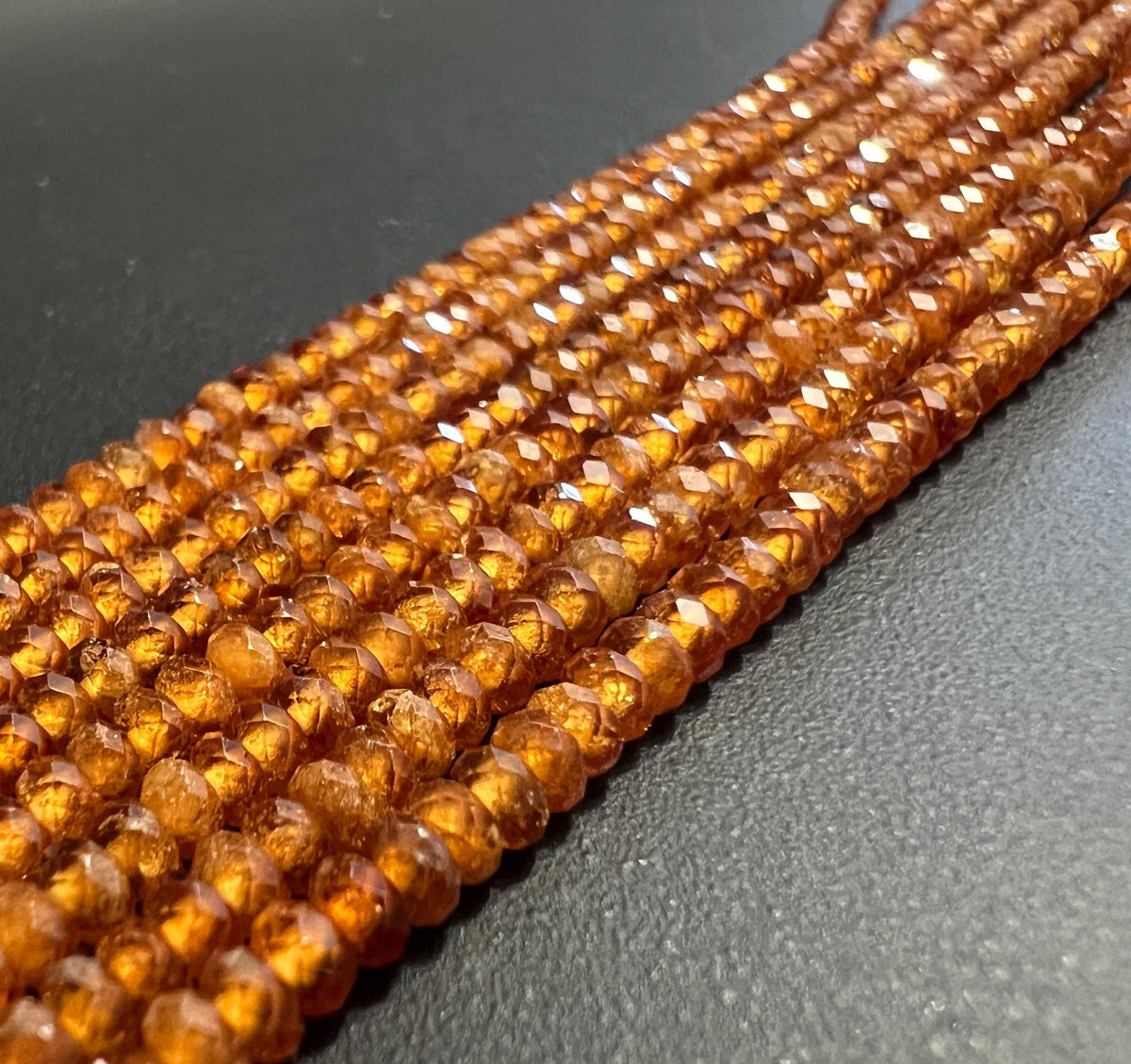 Hessonit / Granat Knöpfe Strang, facettiert, 3 mm | S55