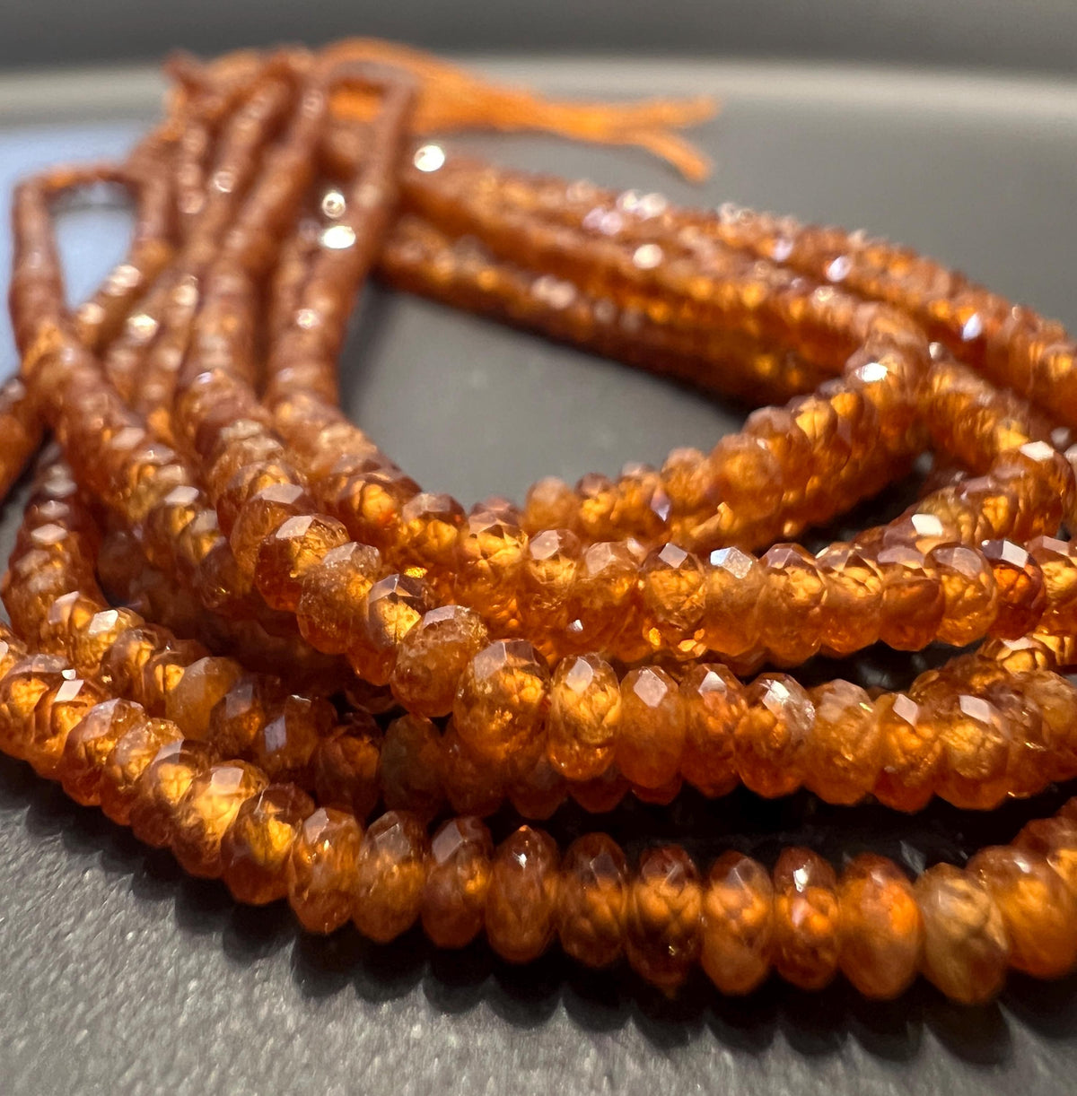 Hessonit / Granat Knöpfe Strang, facettiert, 3 mm | S55