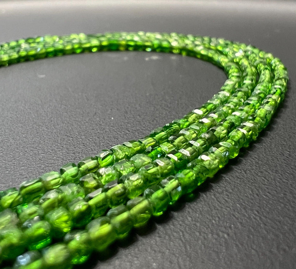 Natur Chromdiopsid Würfel Strang, grün, facettiert, 2,5 mm | S54
