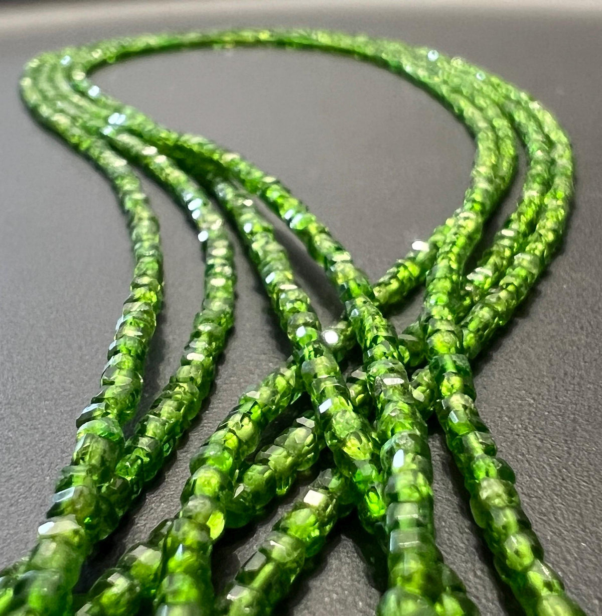 Natur Chromdiopsid Würfel Strang, grün, facettiert, 2,5 mm | S54