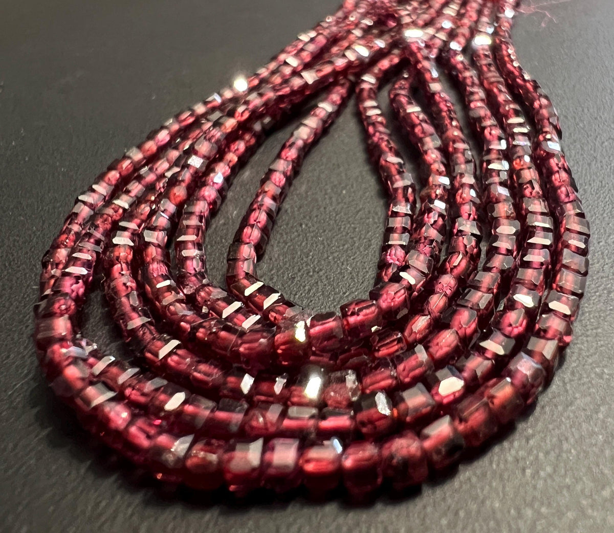 Granat Strang, Würfel, facettiert, 2,5 mm | S53