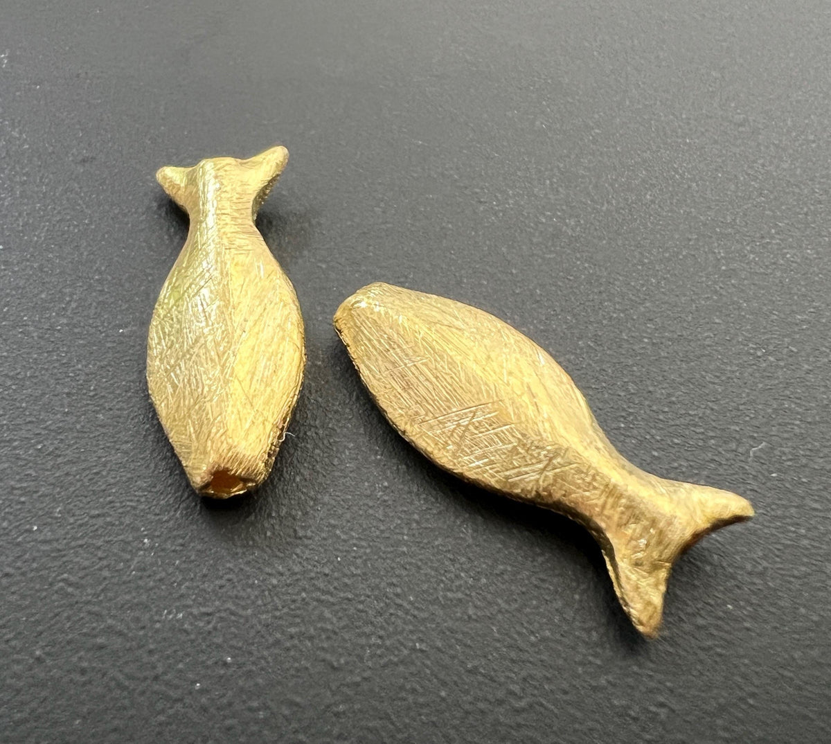 Fisch Perle, vergoldetes 925-Silber, gebürstet, 20 × 7,5 mm | F49