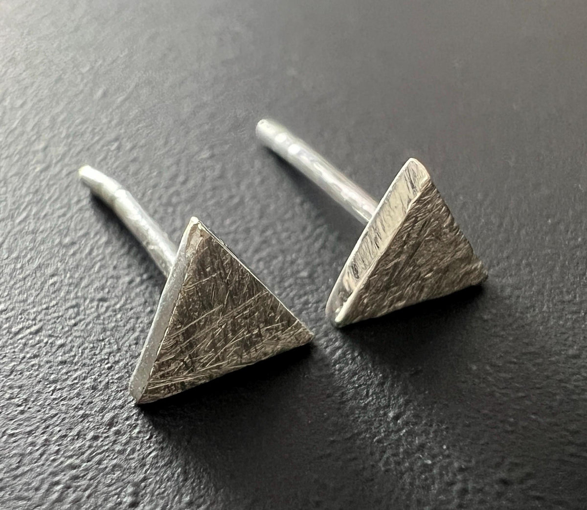Dreieck Ohrstecker 925-Silber, gebürstet, 5 mm | T75