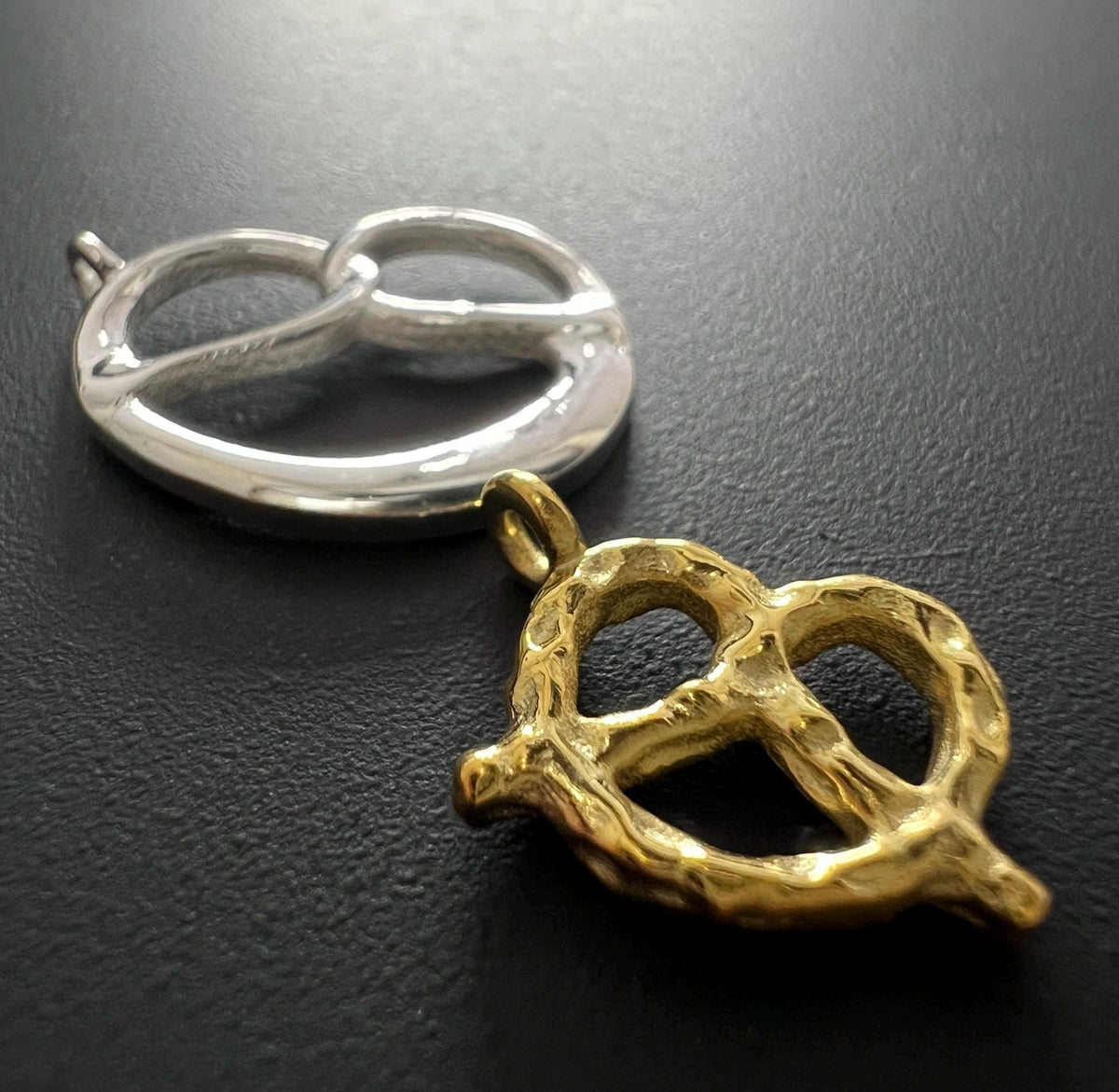 Brezel Anhänger 925-Silber oder vergoldet, 2 Ausführungen