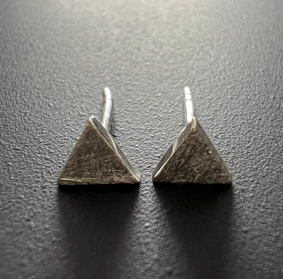 Dreieck Ohrstecker 925-Silber, gebürstet, 5 mm | T75