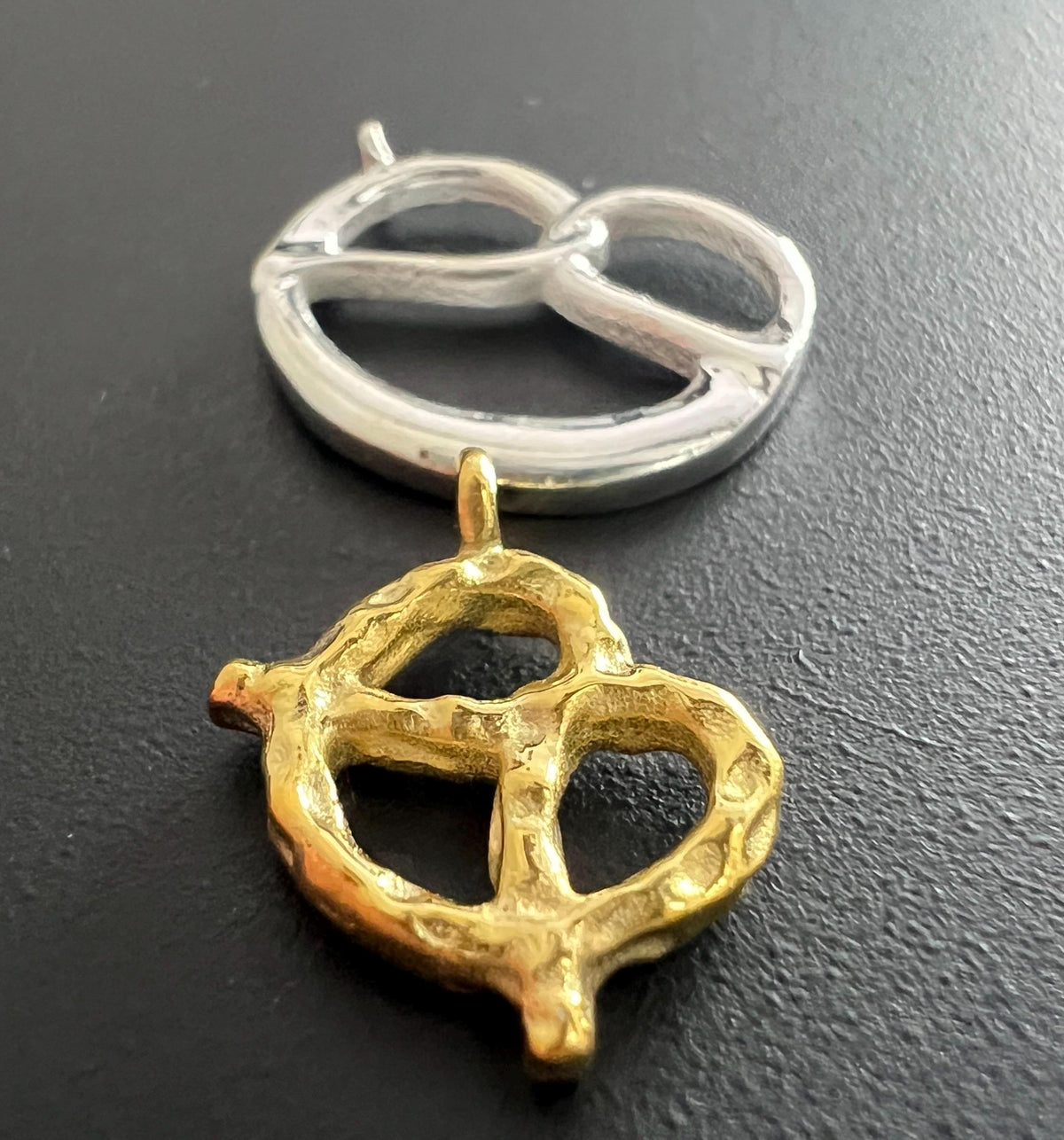 Brezel Anhänger 925-Silber oder vergoldet, 2 Ausführungen