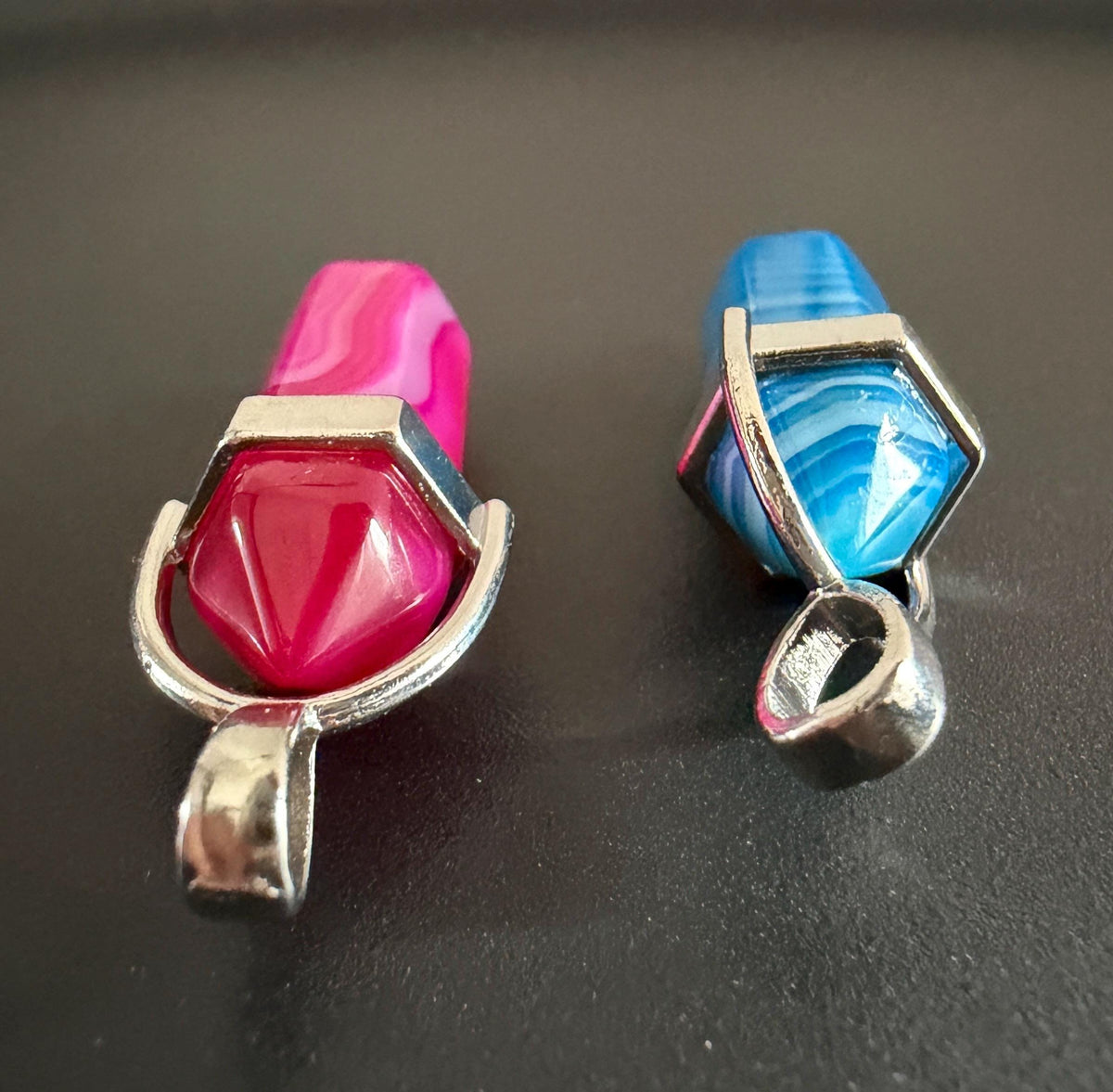 Achat Energiespitze Anhänger, gefärbt, pink oder blau, 39 mm
