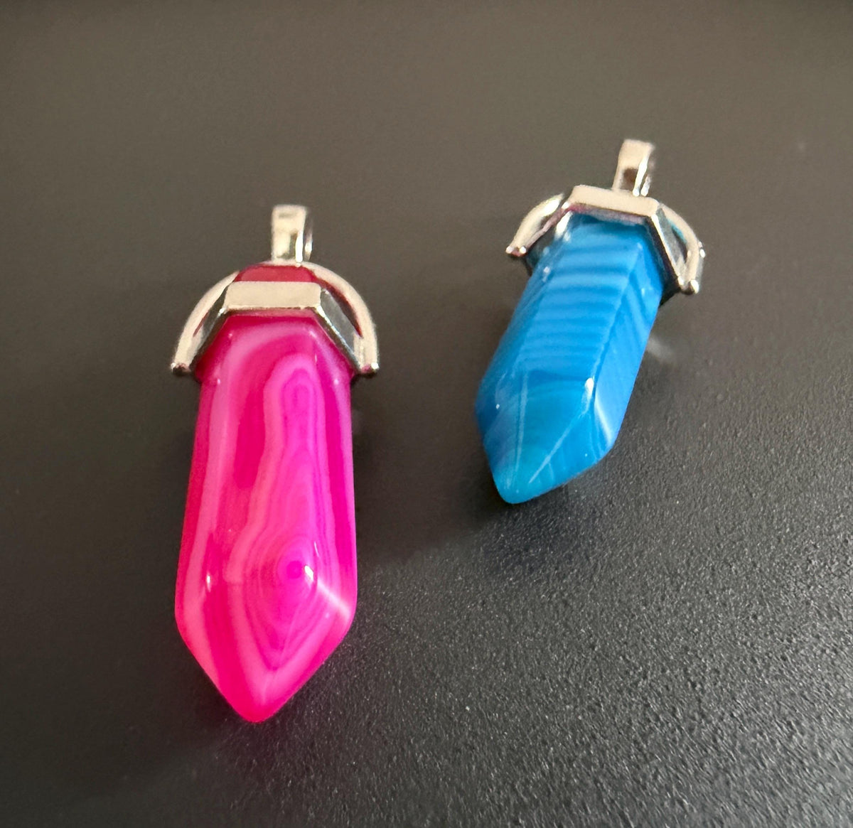 Achat Energiespitze Anhänger, gefärbt, pink oder blau, 39 mm