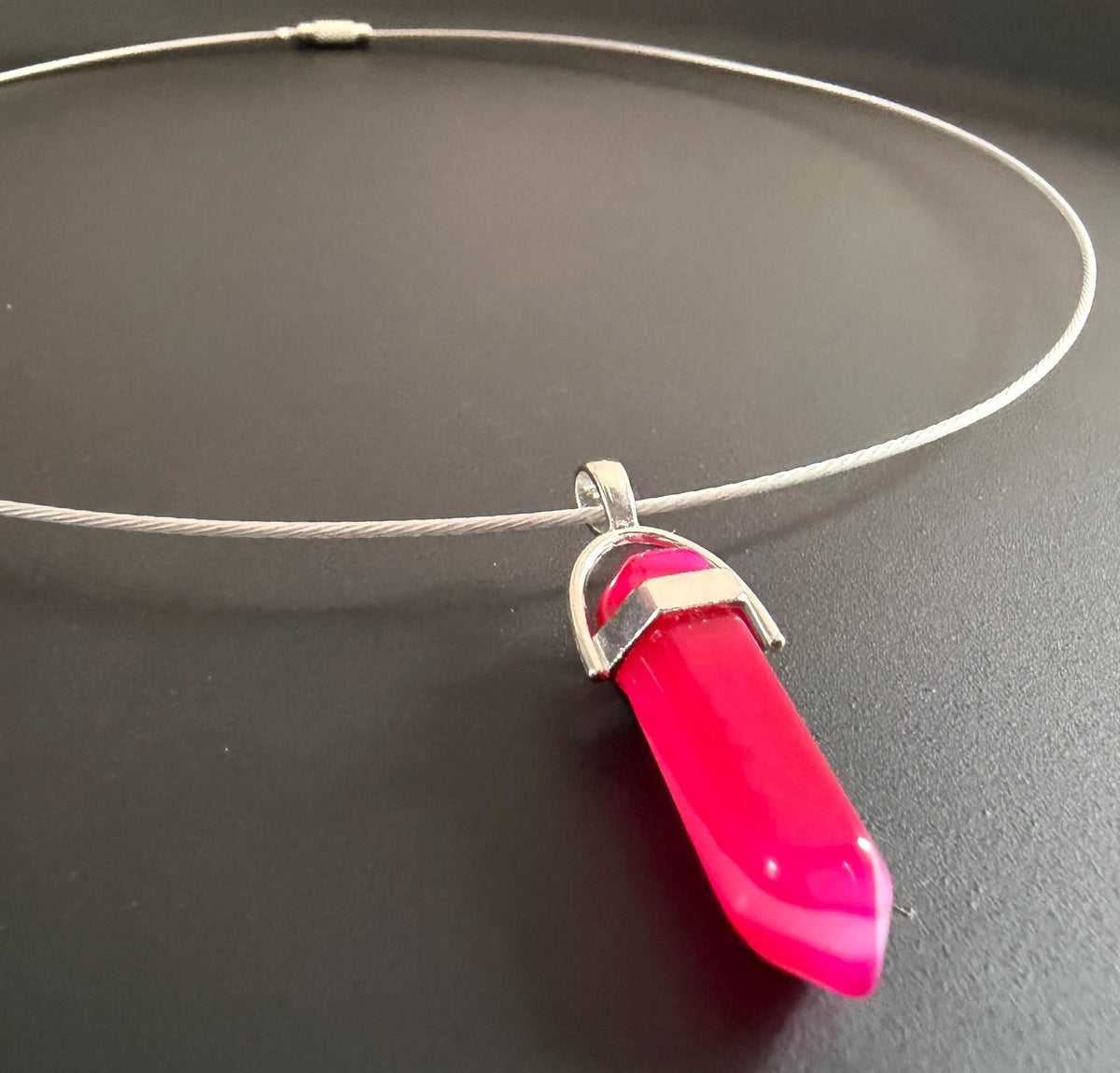 Achat Energiespitze Anhänger, gefärbt, pink oder blau, 39 mm