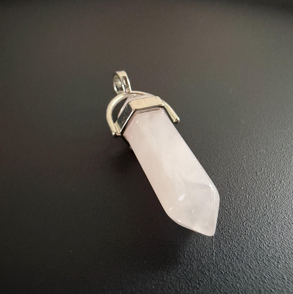 Rosenquarz Energiespitze Anhänger, 41 mm | ST1
