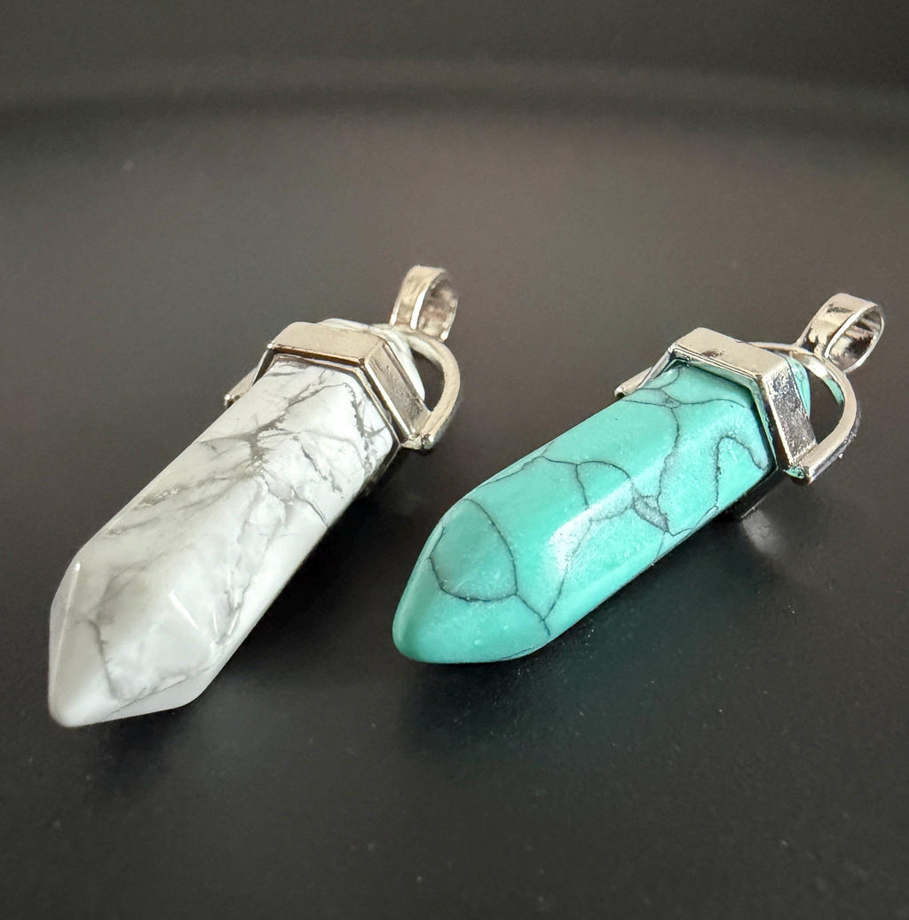 Howlith Energiespitze Anhänger, weiß oder blau, 41 mm