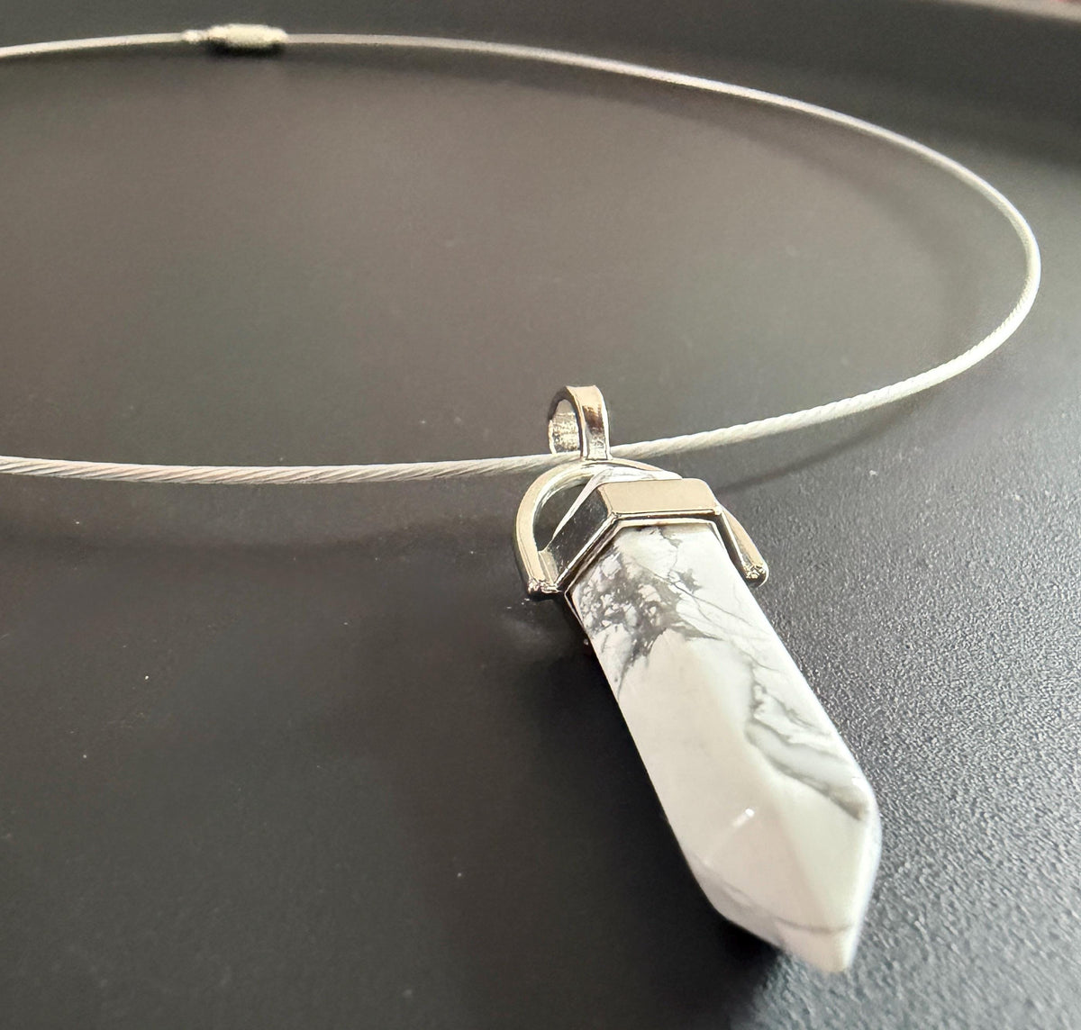 Howlith Energiespitze Anhänger, weiß oder blau, 41 mm
