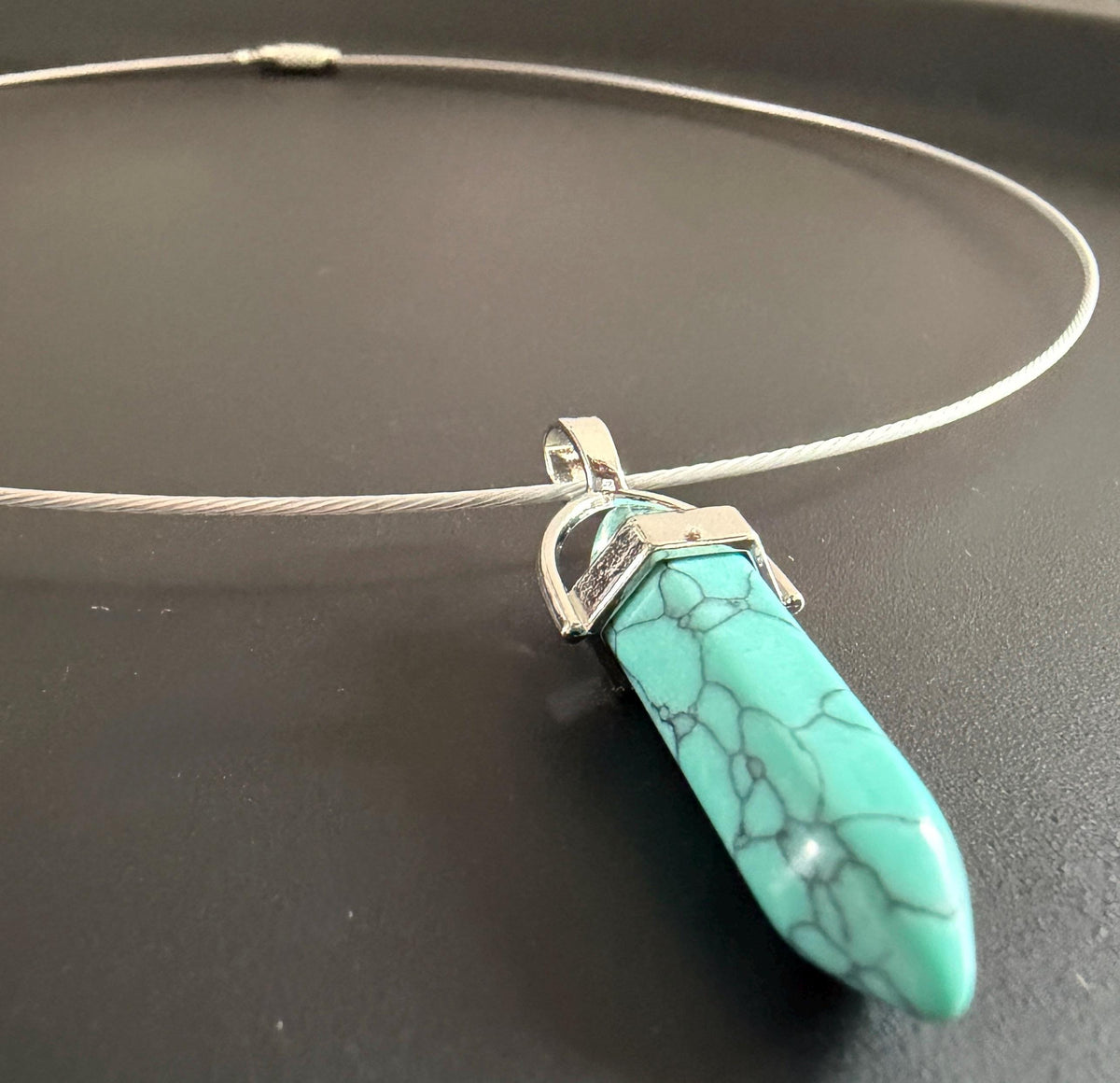 Howlith Energiespitze Anhänger, weiß oder blau, 41 mm
