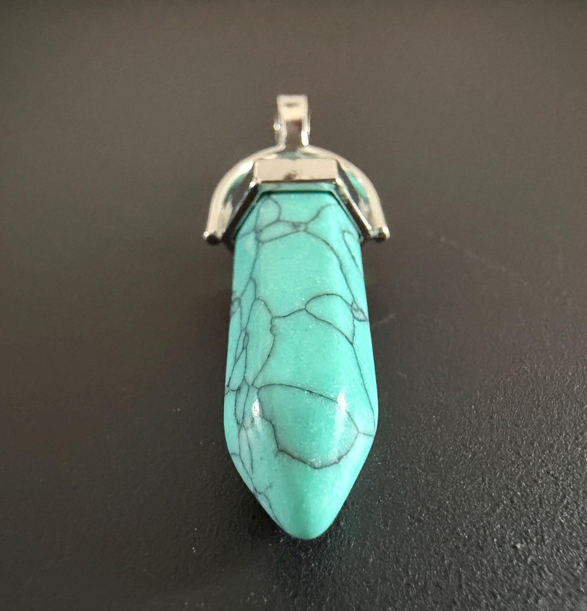 Howlith Energiespitze Anhänger, weiß oder blau, 41 mm