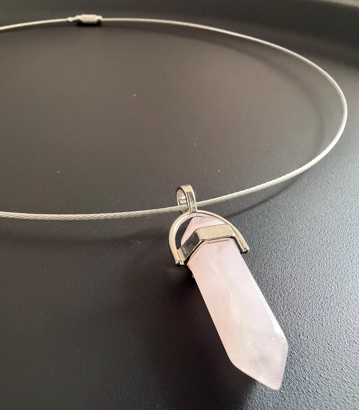 Rosenquarz Energiespitze Anhänger, 41 mm | ST1