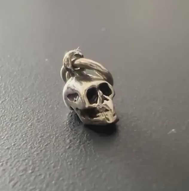 Totenkopf Anhänger 925-Silber, 5 × 8 mm | T106