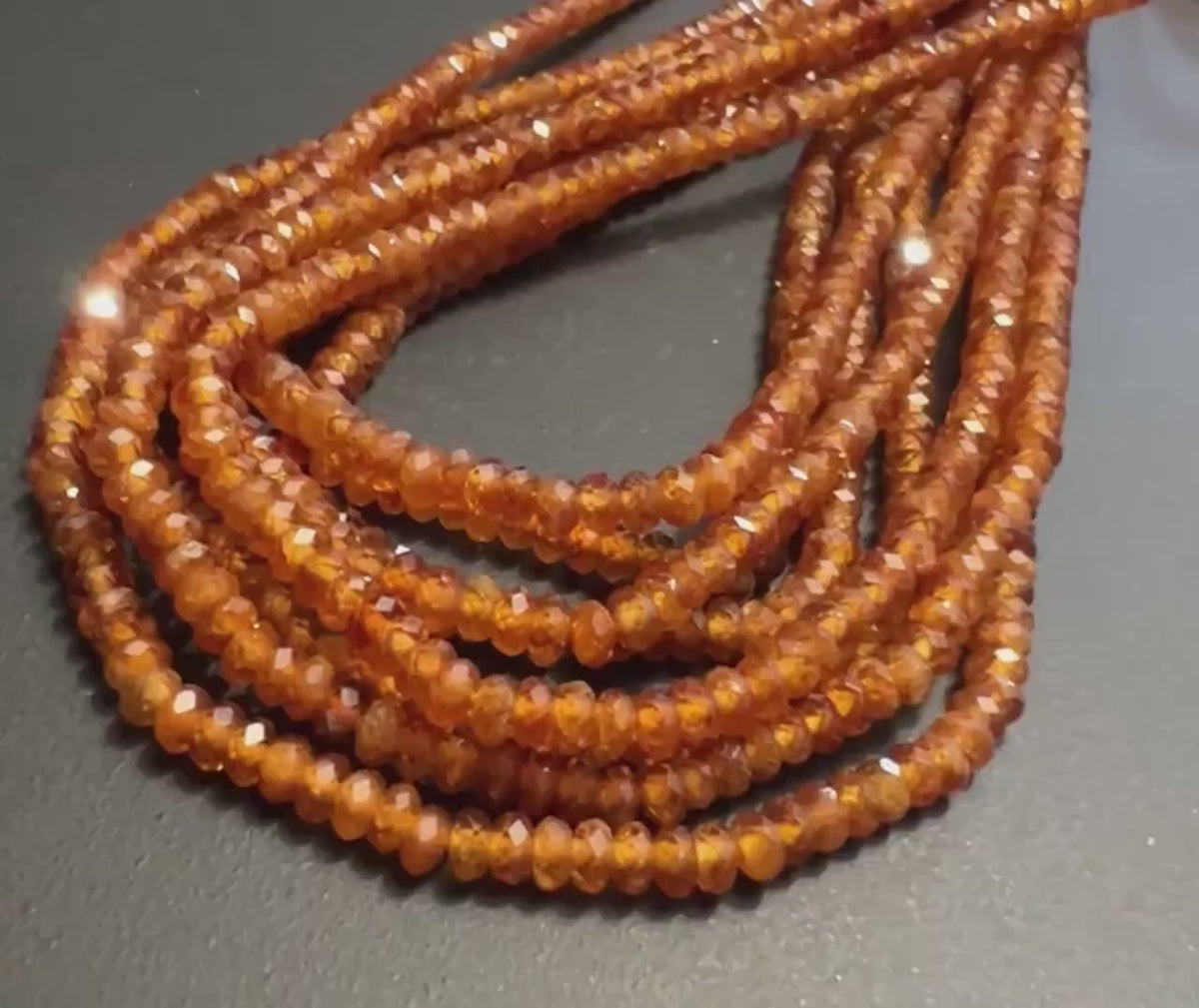 Hessonit / Granat Knöpfe Strang, facettiert, 3 mm | S55