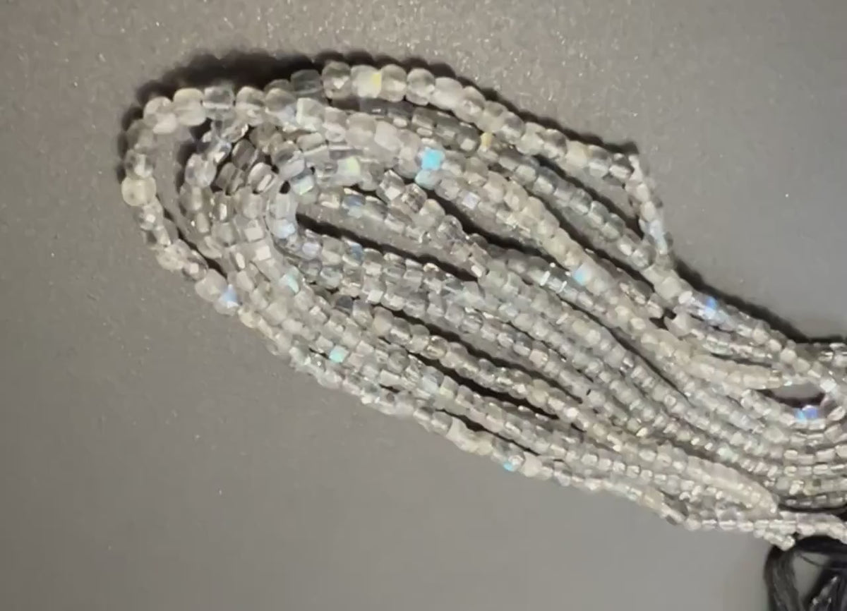 Labradorit Würfel Strang, facettiert, 2,5 mm | S52