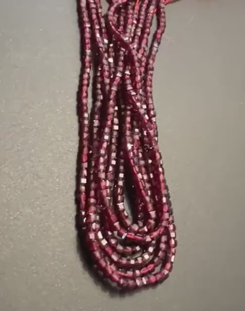 Granat Strang, Würfel, facettiert, 2,5 mm | S53